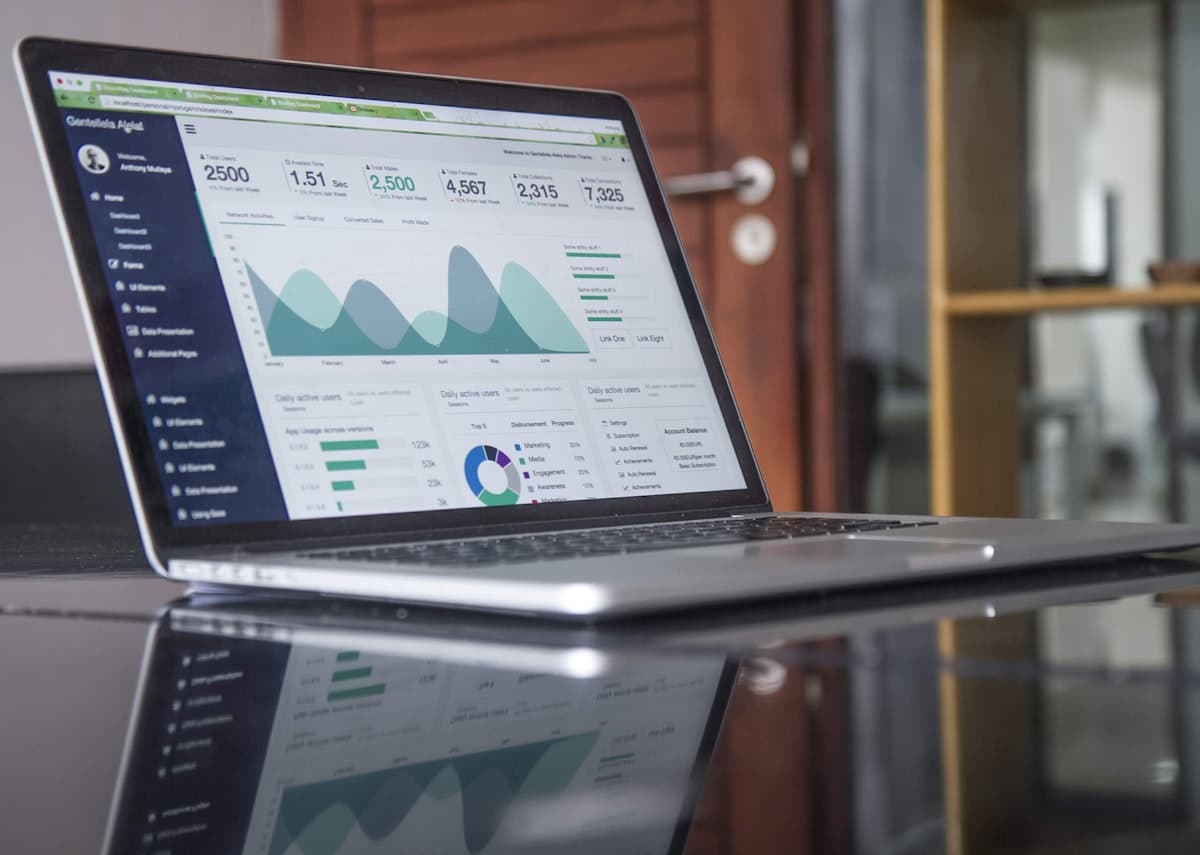 Portátil mostrando un dashboard con métricas y gráficas